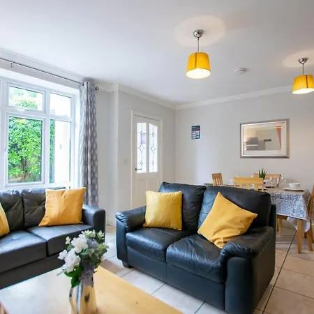 Comfortable 2-bed In Apartment *