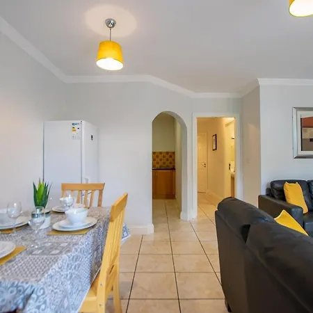 Comfortable 2-bed In Apartment *