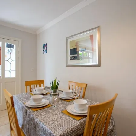 Comfortable 2-bed In Apartment *